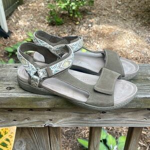 Clark’s Amanda Step Olive suede sandal Size 9.5